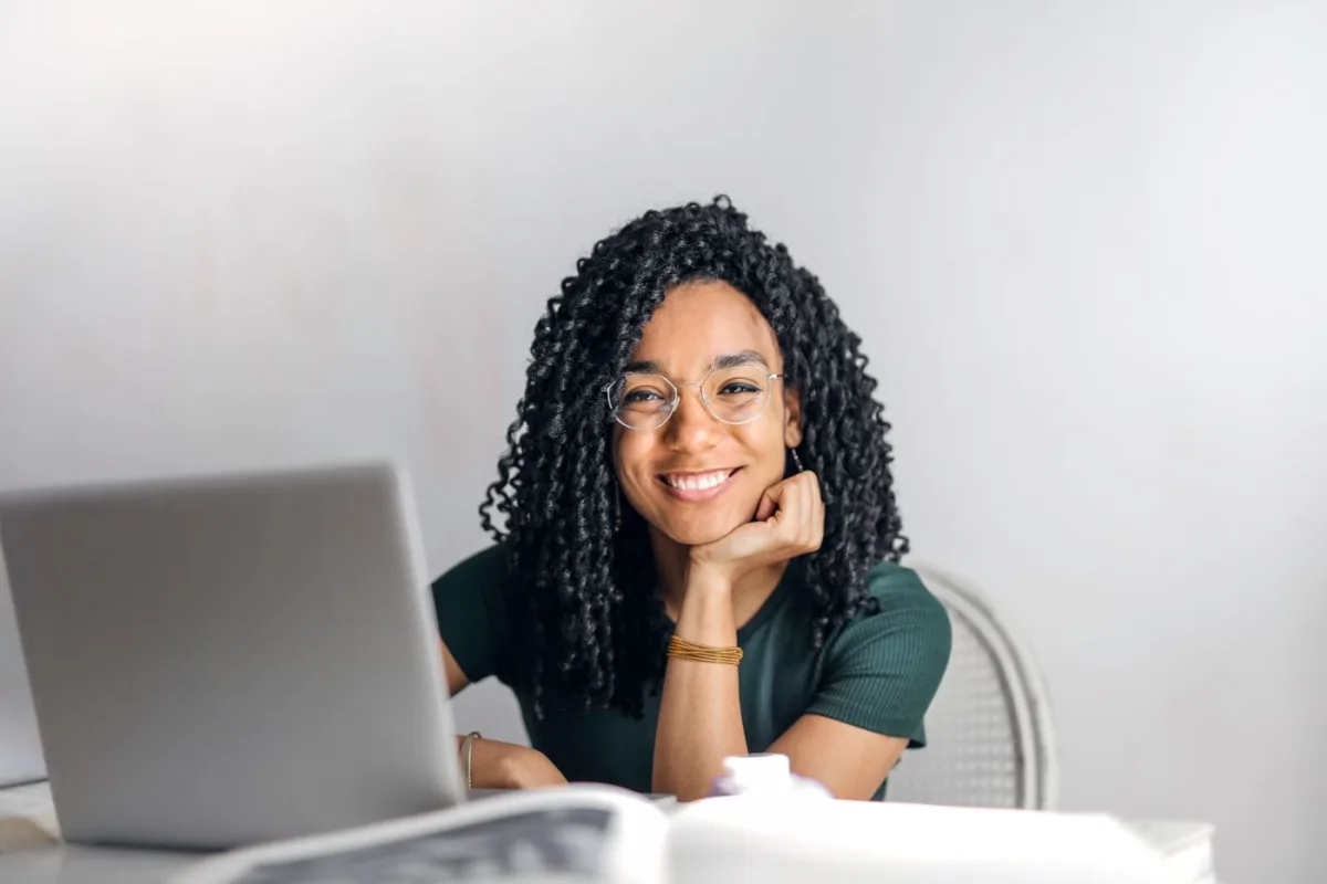 Help desk agent using a laptop, photo via Pexels